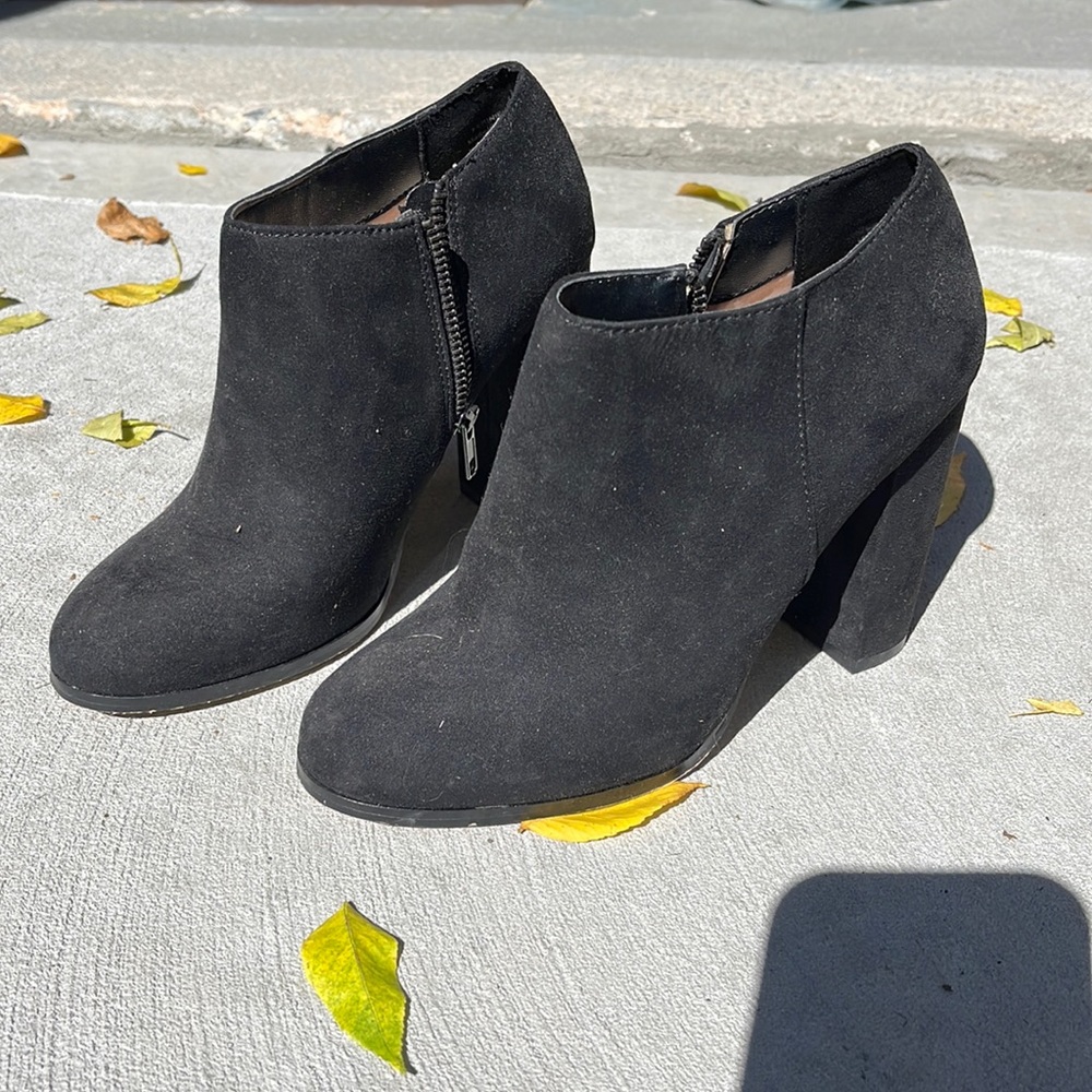 WOMENS fall heel. Black suede. 7.5. MIX NO 6